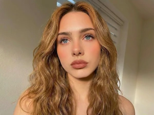 Golden Brown hair dye filter applied to long hair via AI tool.