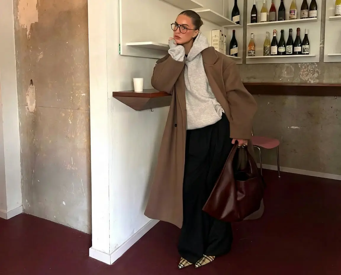 AI color analysis result displaying layered outfit styling in neutral and earthy color palette.